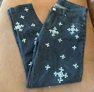 Jeans oscuros con perlas decorativas - miniatura 1