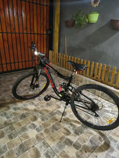 Bicicleta de montaña Bianchi negra con suspensión - miniatura 1