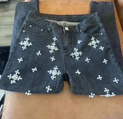 Jeans oscuros con perlas decorativas - miniatura 2