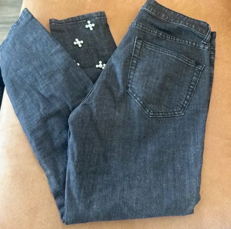 Jeans oscuros con perlas decorativas - 3