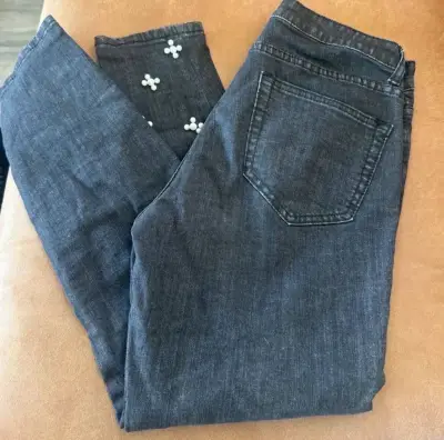 Jeans oscuros con perlas decorativas - miniatura 3