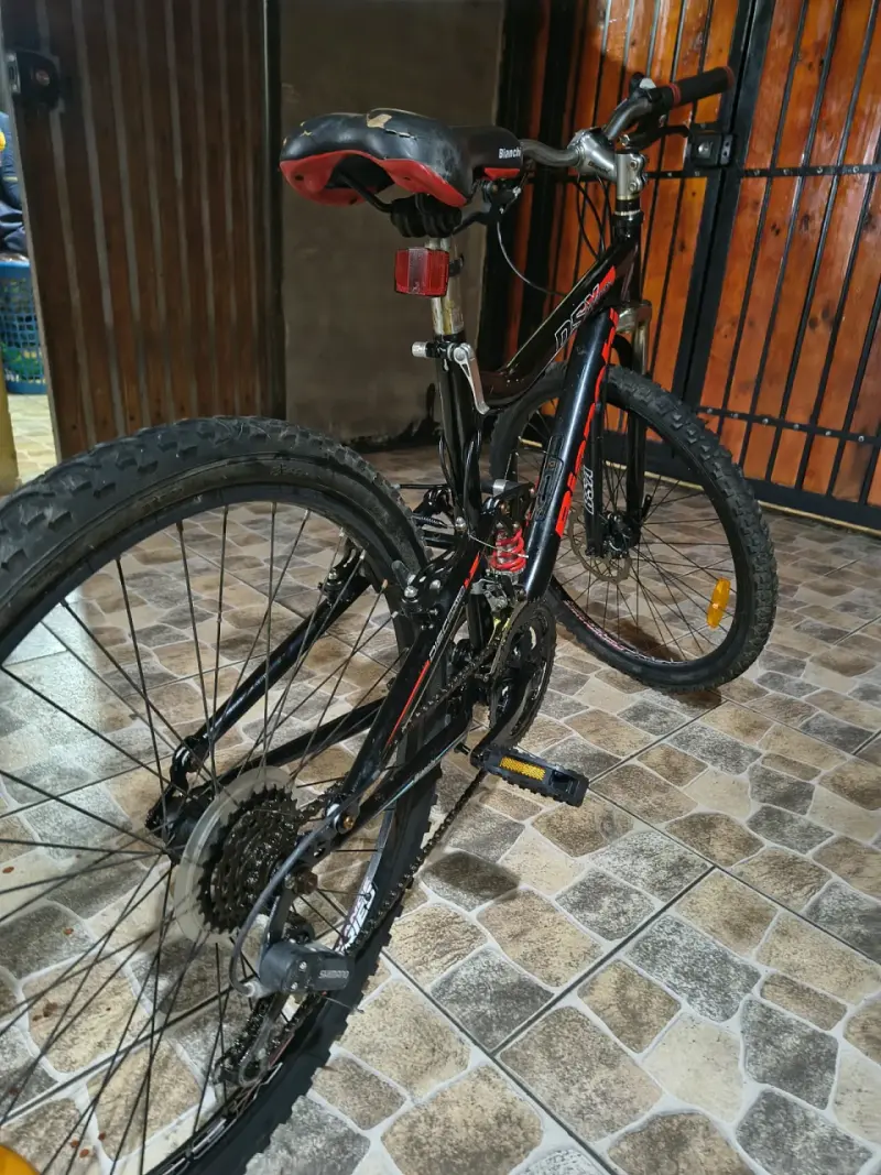 Bicicleta de montaña Bianchi negra con suspensión - 3