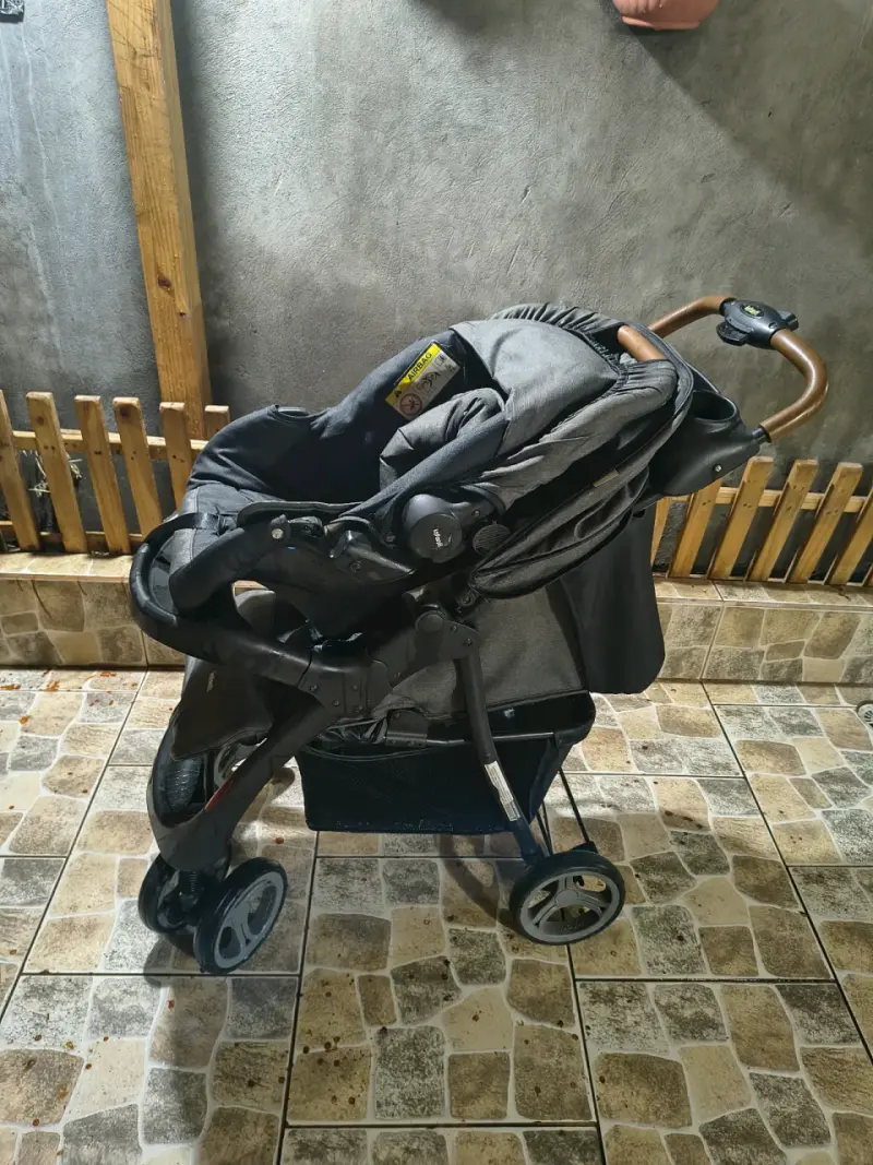 Coche de bebé plegable gris con manillar ajustable - 1