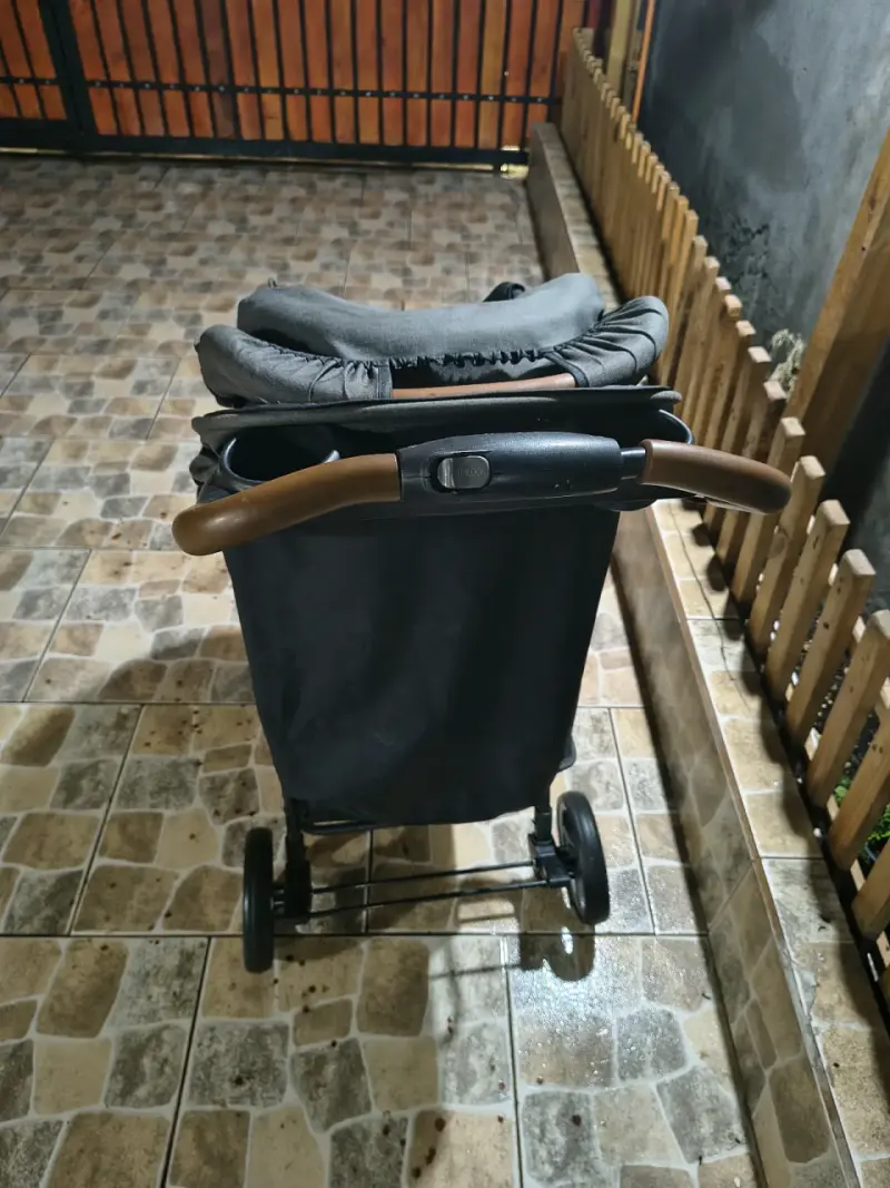 Coche de bebé plegable gris con manillar ajustable - 2