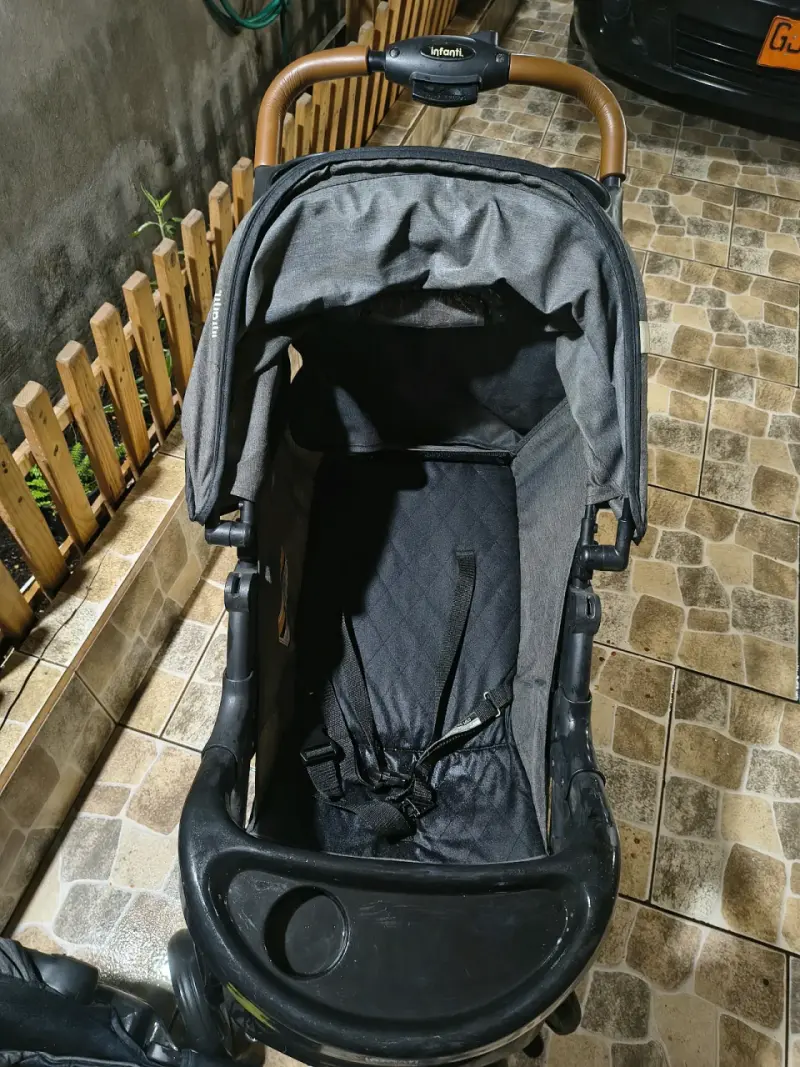 Coche de bebé plegable gris con manillar ajustable - 5