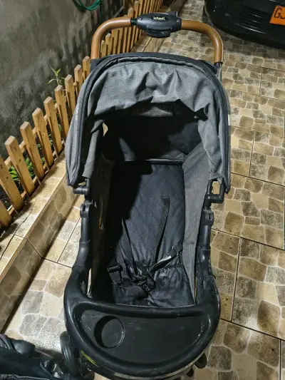 Coche de bebé plegable gris con manillar ajustable - miniatura 5