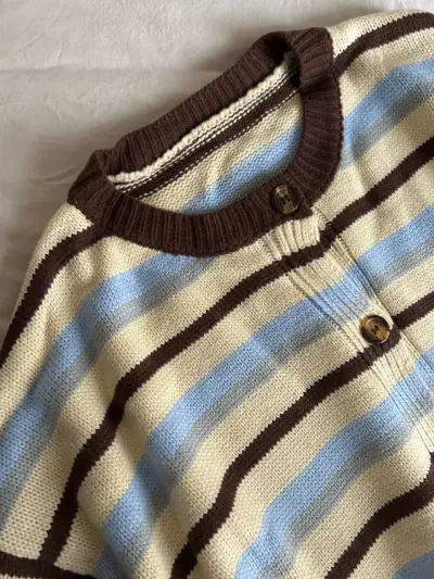 Sweater tejido estilo preppy/coastal 🤎🩵 - miniatura 1