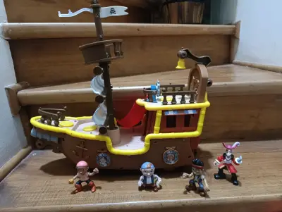 Barco pirata de Jake el pirata y 4 figuras - miniatura 1