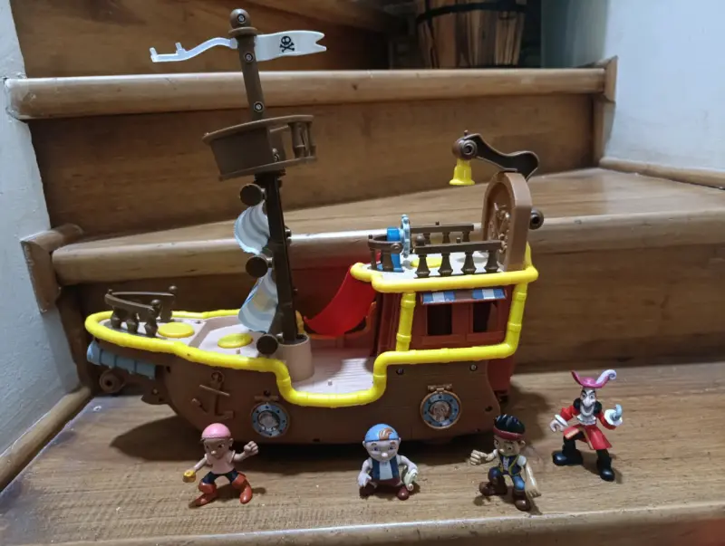Barco pirata de Jake el pirata y 4 figuras - 2