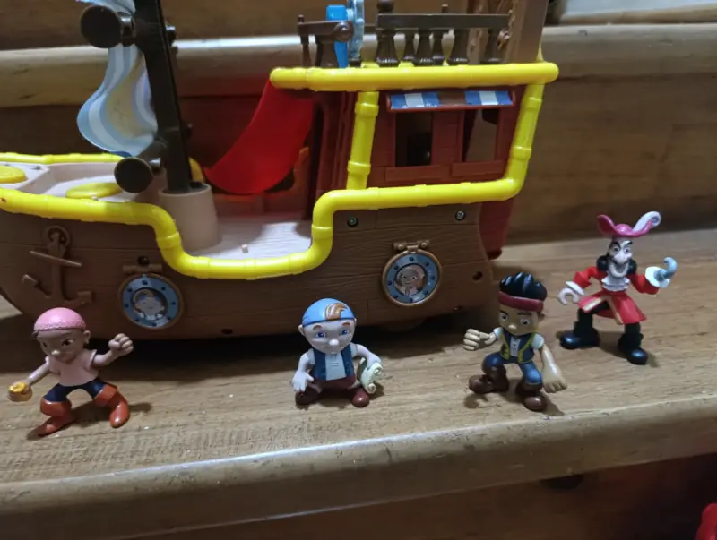 Barco pirata de Jake el pirata y 4 figuras - 3