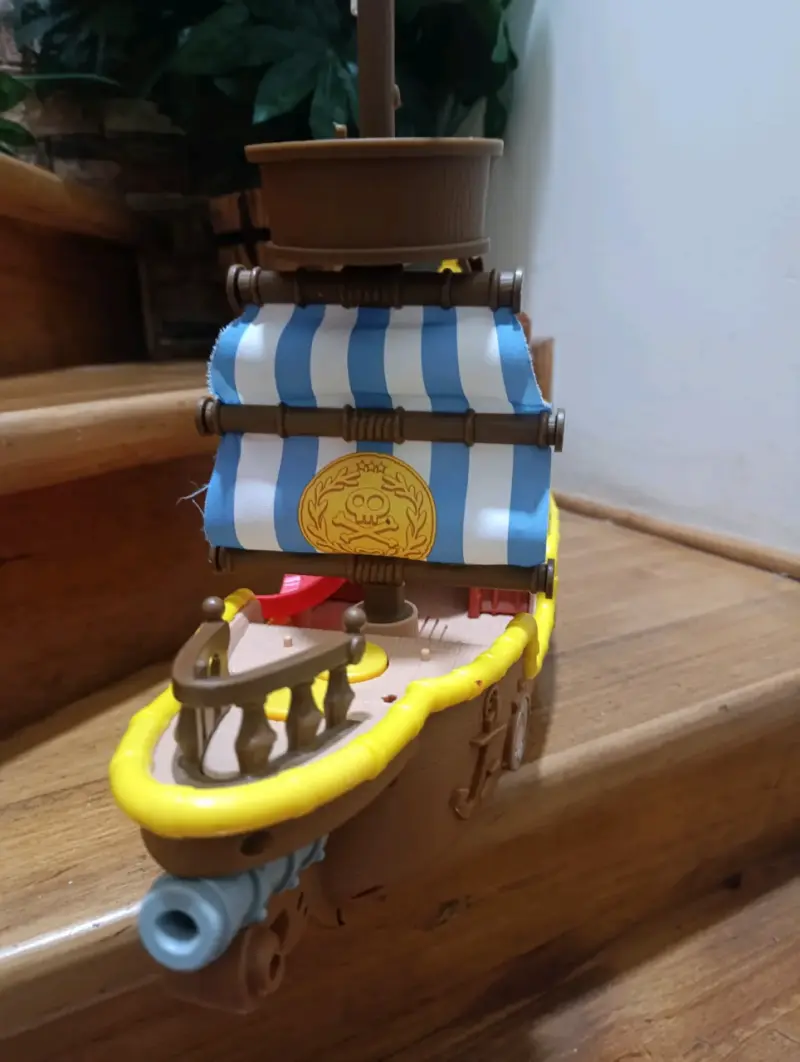 Barco pirata de Jake el pirata y 4 figuras - 4