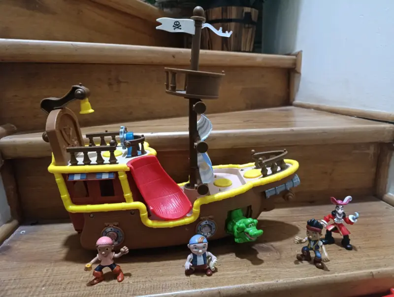 Barco pirata de Jake el pirata y 4 figuras - 5