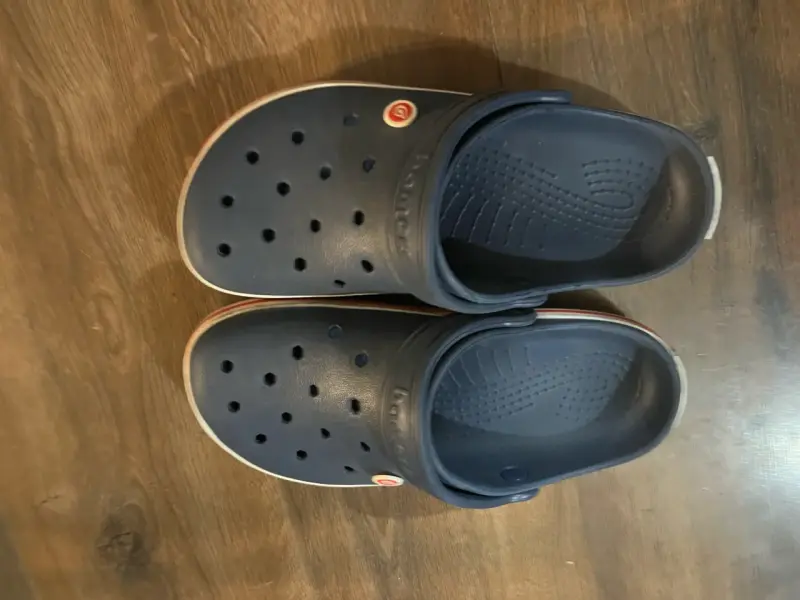 Zuecos Crocs azul marino cómodos