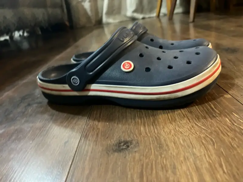 Zuecos Crocs azul marino cómodos - 2