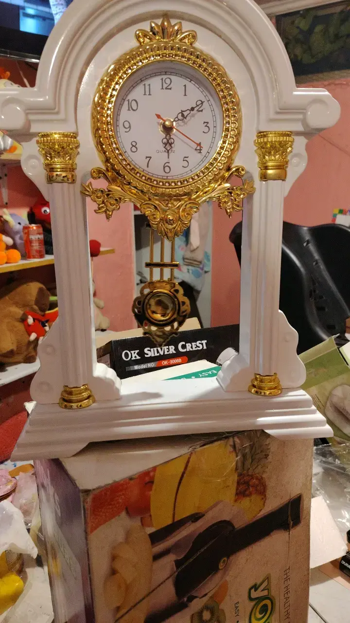 Reloj de mesa decorativo blanco y dorado