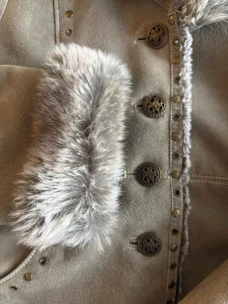 Chaqueta de gamuza beige con detalles de piel - 2