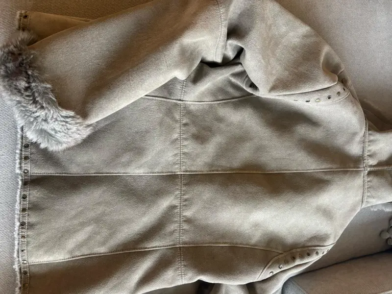 Chaqueta de gamuza beige con detalles de piel - 4