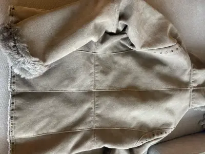 Chaqueta de gamuza beige con detalles de piel - miniatura 4