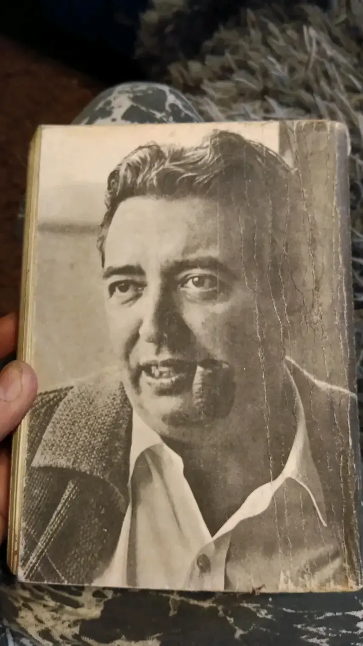 Libro 'La Isla de las Tres Sirenas' de Irving Wallace - 2