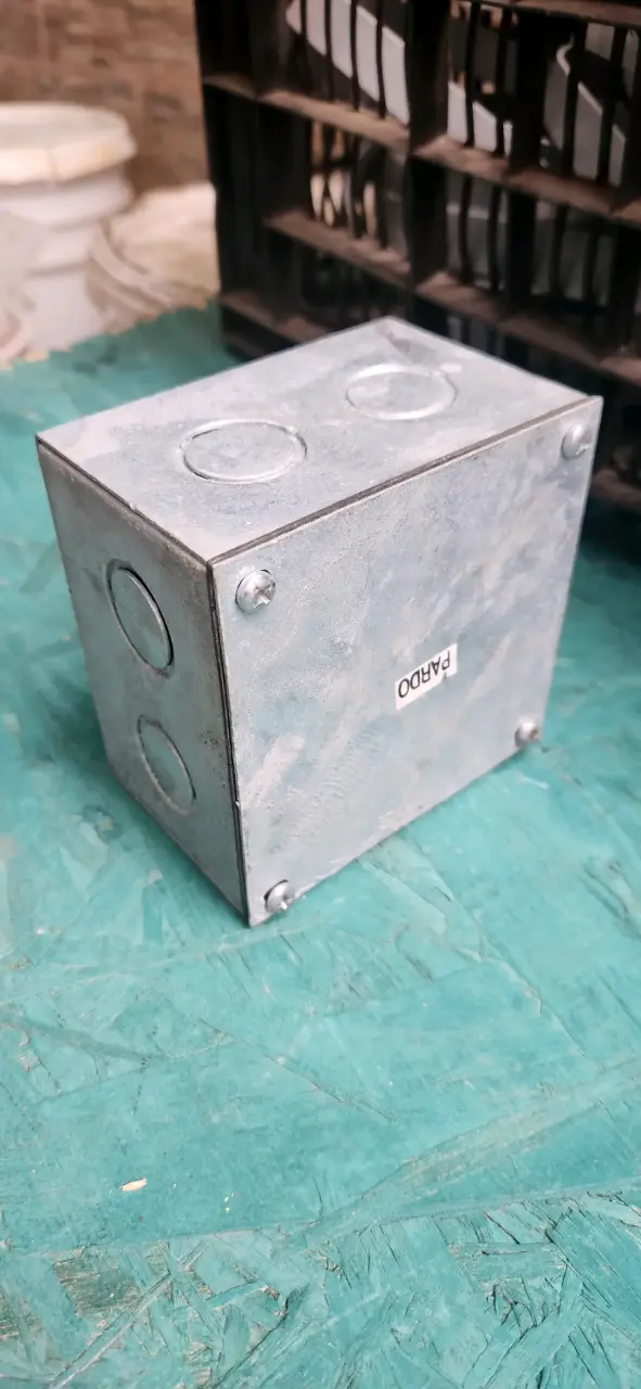 Caja metálica para conexiones eléctricas