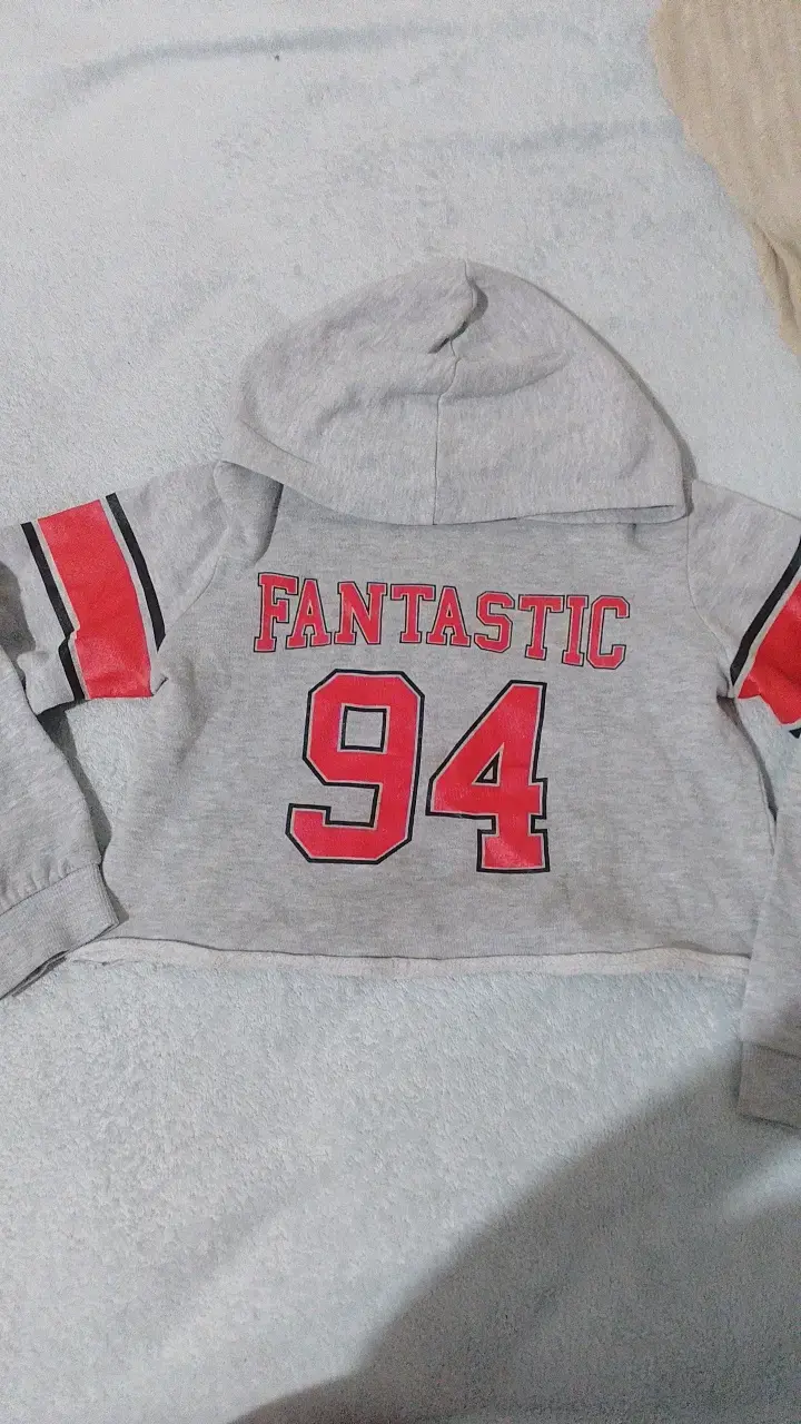 Polerón infantil gris con capucha y diseño - 1
