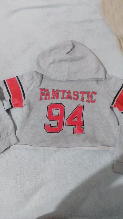 Polerón infantil gris con capucha y diseño - miniatura 1