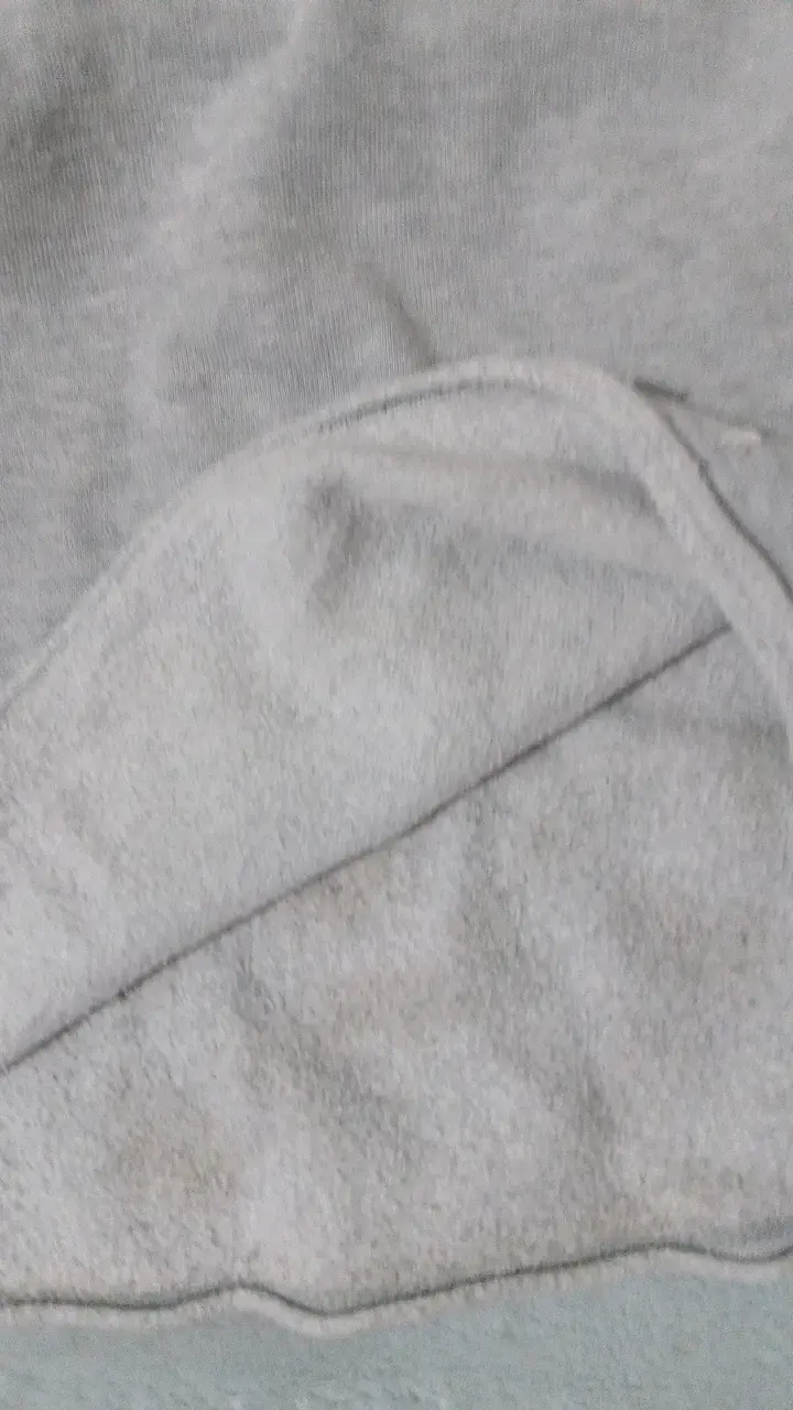 Polerón infantil gris con capucha y diseño - 2