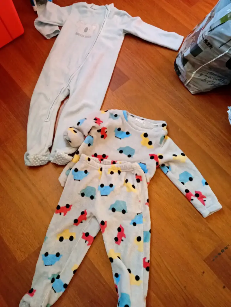 Pijamas de bebé con diseño de autos - 1