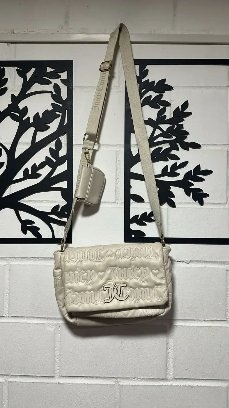 Bolso Juicy Couture crema con correa ajustable