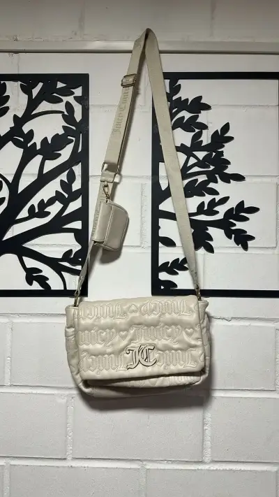 Bolso Juicy Couture crema con correa ajustable - miniatura 1