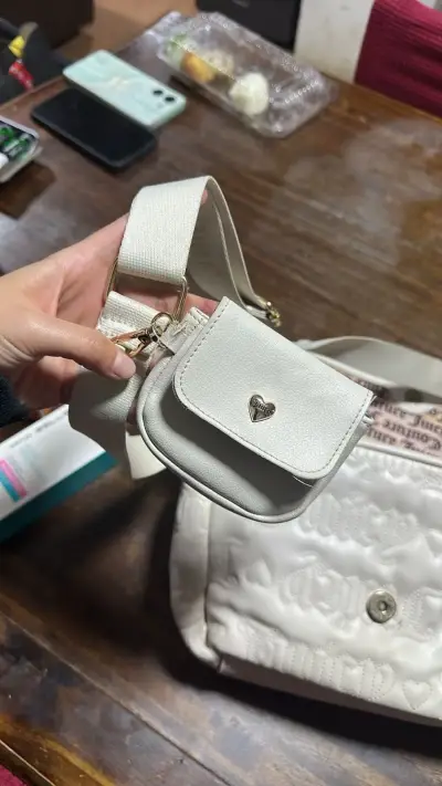 Bolso Juicy Couture crema con correa ajustable - miniatura 5