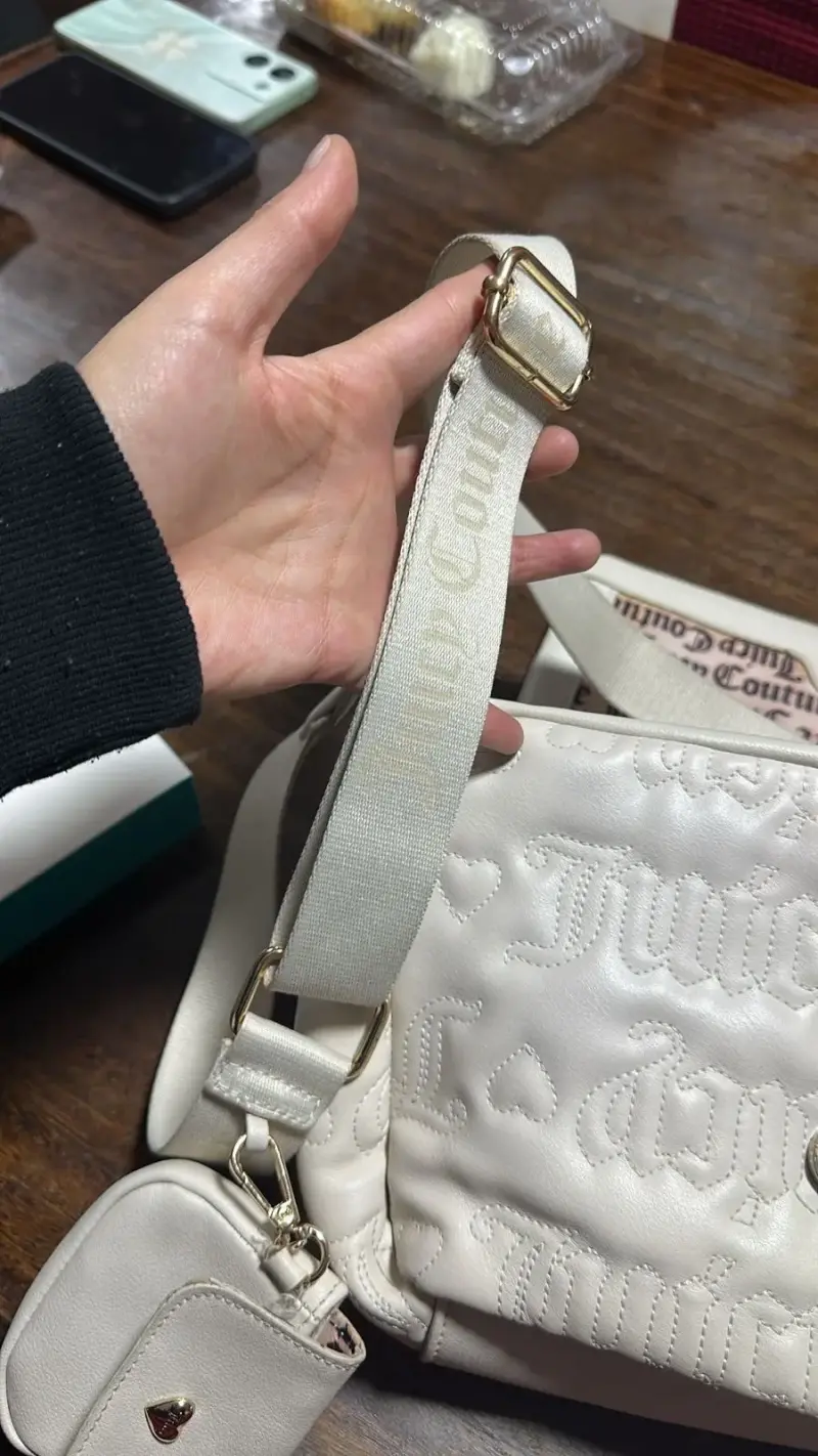 Bolso Juicy Couture crema con correa ajustable - 6