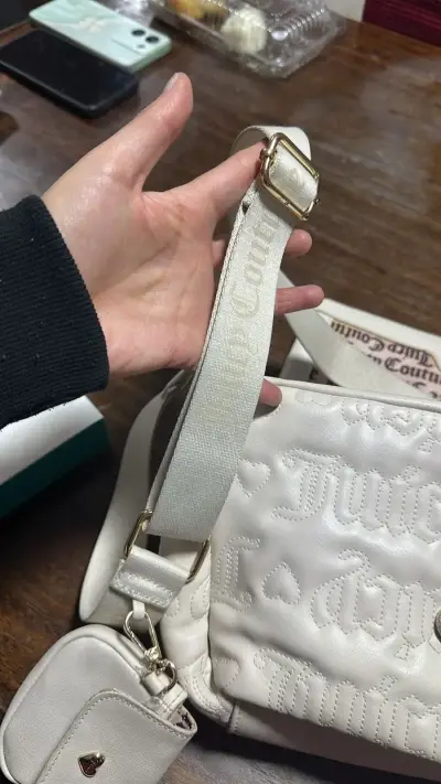 Bolso Juicy Couture crema con correa ajustable - miniatura 6
