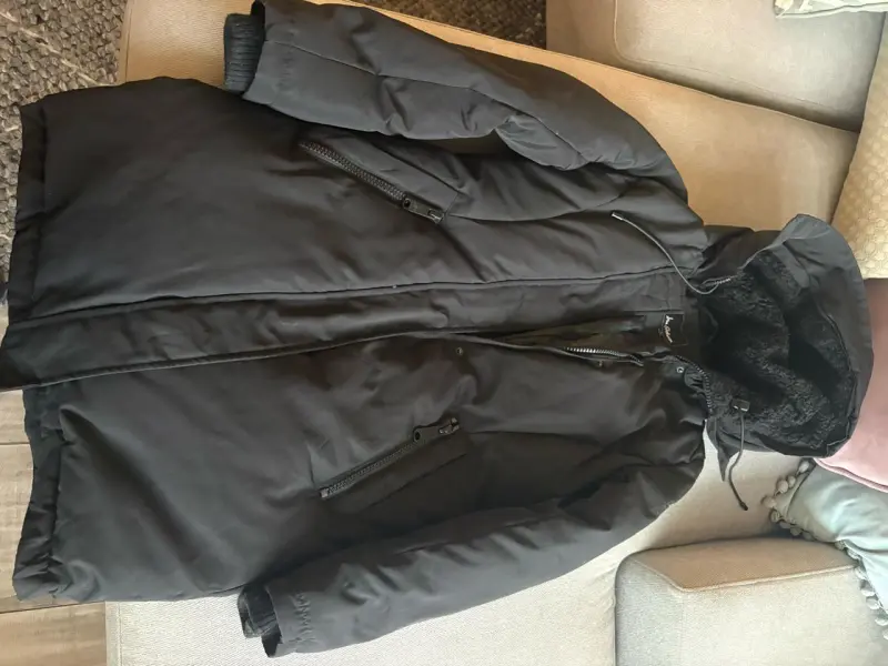 Parka de plumas negra con capucha para invierno