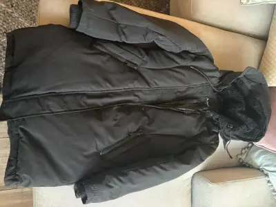 Parka de plumas negra con capucha para invierno - miniatura 1