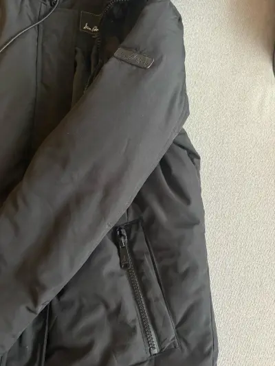 Parka de plumas negra con capucha para invierno - miniatura 2