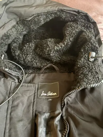 Parka de plumas negra con capucha para invierno - miniatura 3