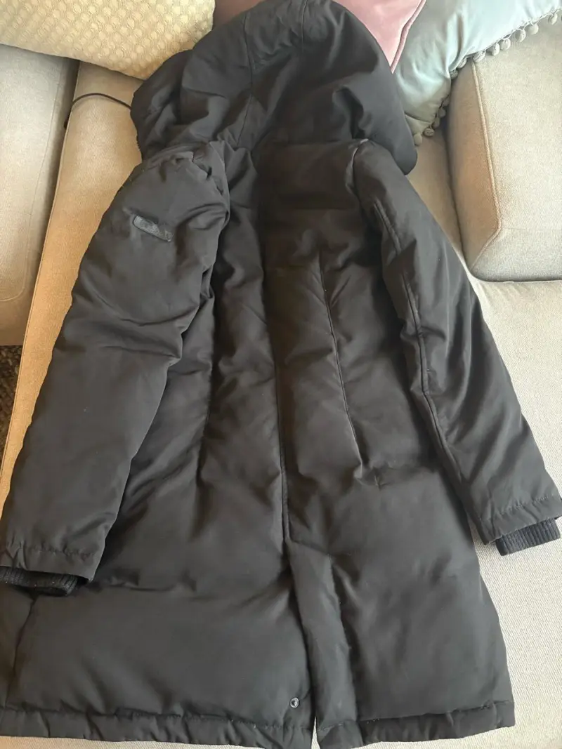 Parka de plumas negra con capucha para invierno - 4