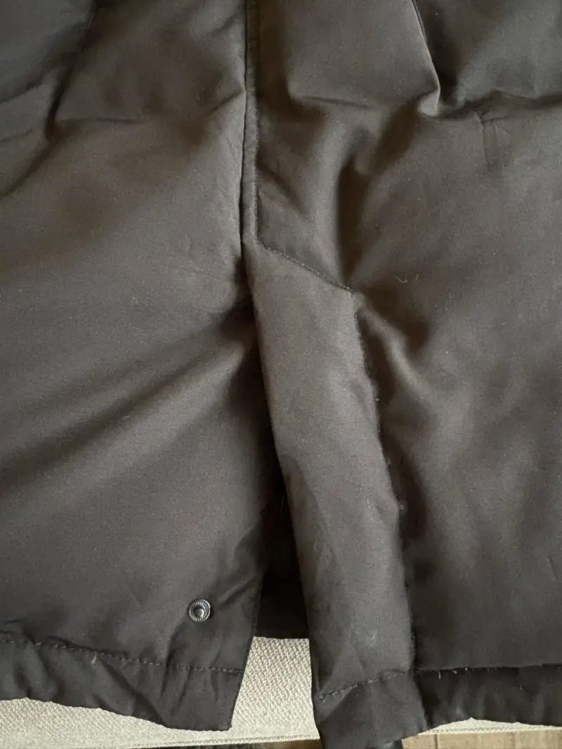 Parka de plumas negra con capucha para invierno - 5