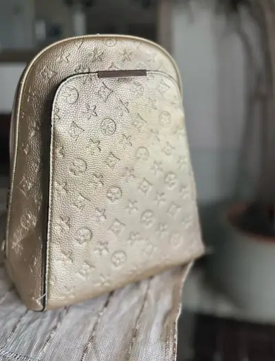 Mochila dorada de ecocuero con monograma - miniatura 1