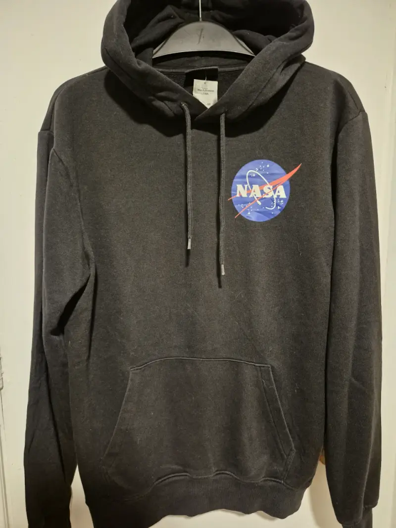 Polerón negro con capucha NASA