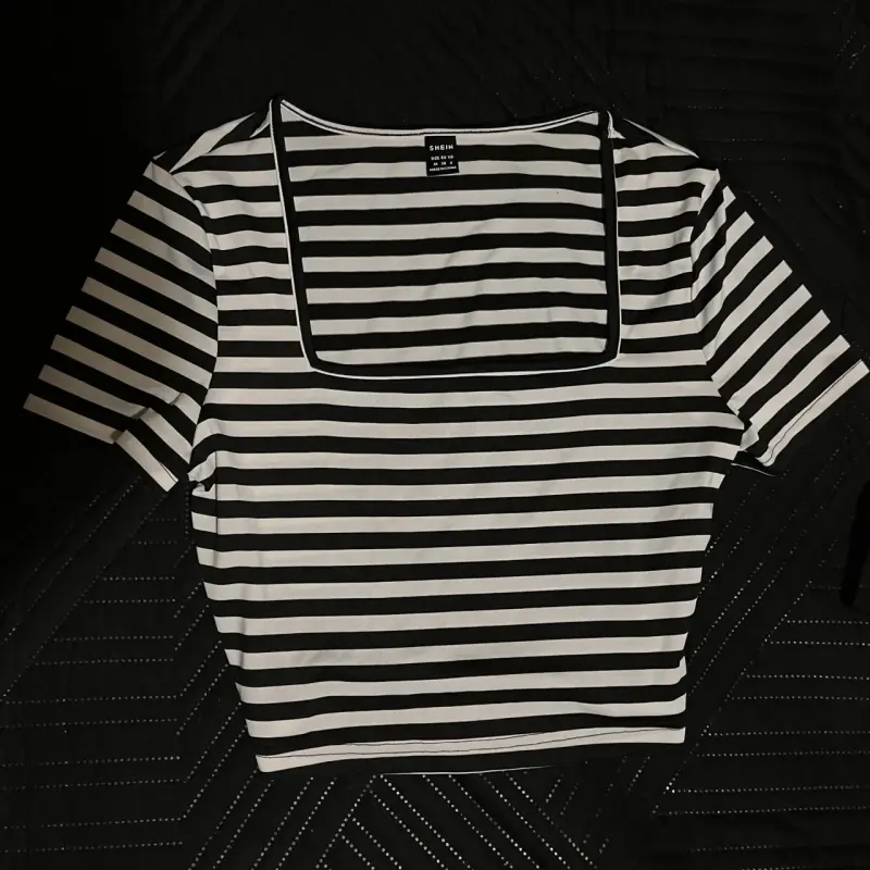 Polera Shein a rayas blanco y negro