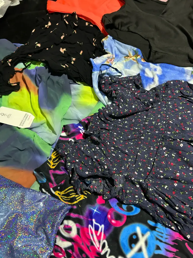 Lote de ropa femenina variada - 3
