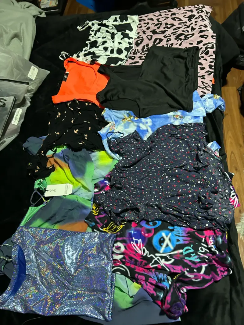 Lote de ropa femenina variada - 4