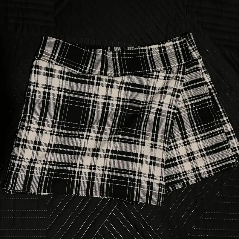 Falda short corta a cuadros blanco y negro