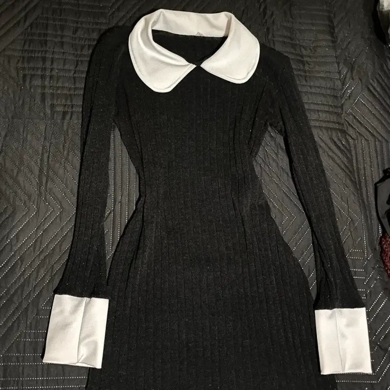 Vestido negro con cuello blanco estilo clásico