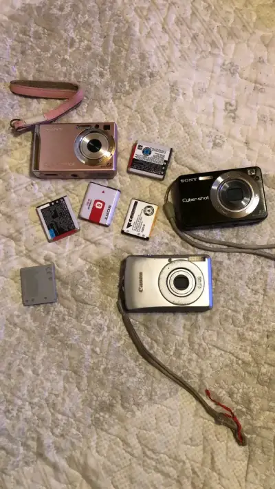 Cámaras digitales Sony y Canon con baterías - miniatura 1