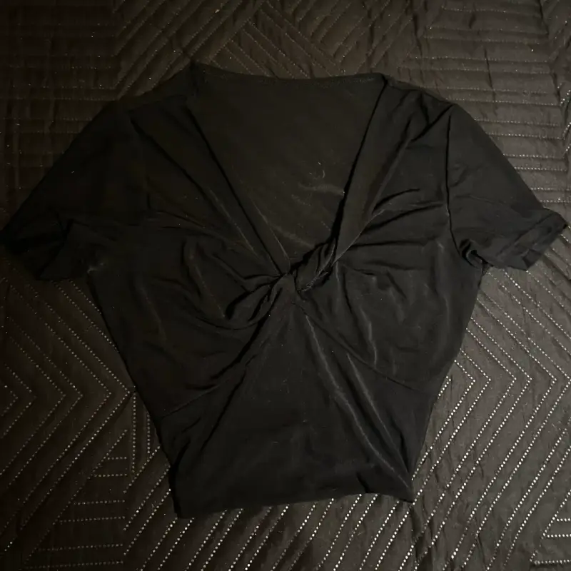Polera negra transparente con diseño de nudo