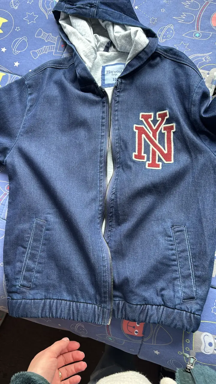 Chaqueta de mezclilla con capucha para niño