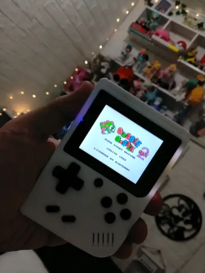 Consola portátil retro con juegos clásicos - miniatura 1